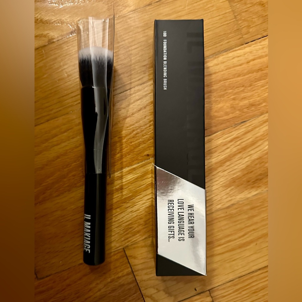 New IL MAKIAGE Black Foundation Blending Brush - Picture 3 of 5